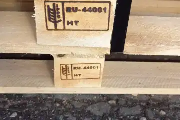 Клеймо IPPC RU-44001 HT, выжженное на доске поддона