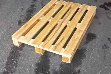 Готовый деревянный поддон, вид сверху под углом